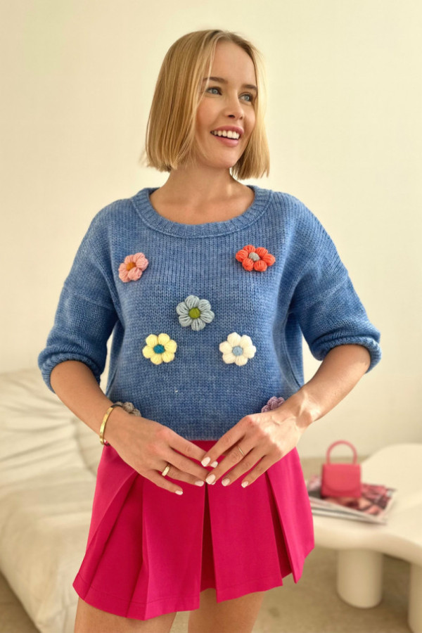 Sweter zdobiony kolorowymi kwiatkami rosalia niebieski