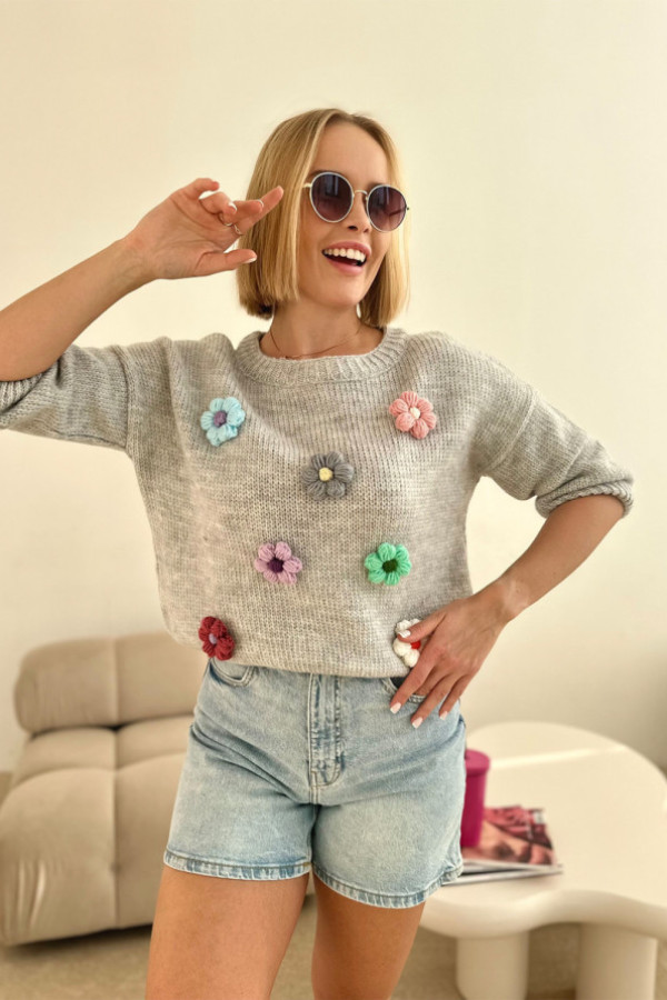 Sweter zdobiony kolorowymi kwiatkami rosalia szary