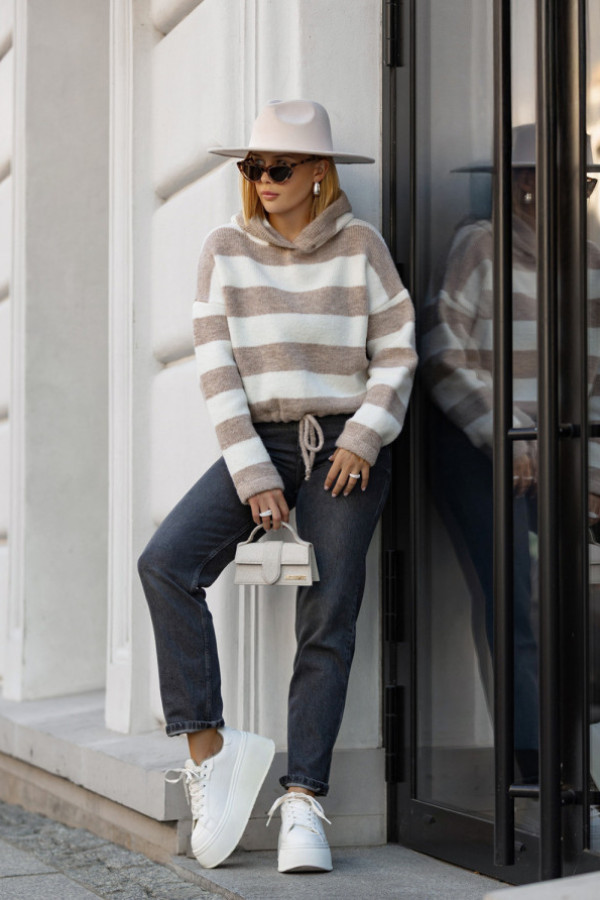 Krótki sweter oversize w paski z kapturem harper beż-ecru