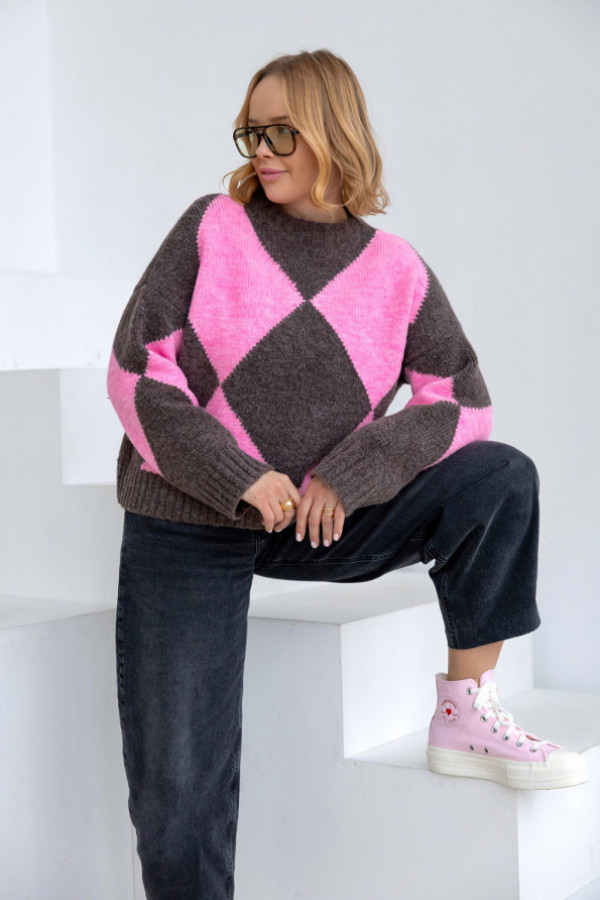 Sweter w romby anastasia ciemne kakao-baby róż
